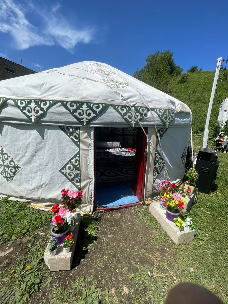 Вход в юрту — казахский орнамент